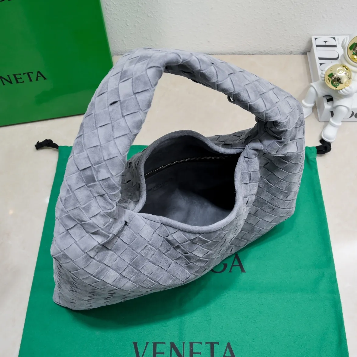 Batch 1860 #Bv new small HOP bag-nubuck leather is here! The bag body and handles are made of a whole piece of woven leather. The bag body is soft and lazy. Hop symbolizes the praise of innovation and eternal craftsmanship [love]. The pyramid silhouette combines practicality and fashion. It is modern and casual. The double-sided closure design of the bag mouth is more convenient and safe! The cowhide texture also makes the bag more wear-resistant and durable. A must-have for fashionable ladies who like minimalism yet comfortable and casual! Size: 41x20.5x7.5, Model: 3966#一